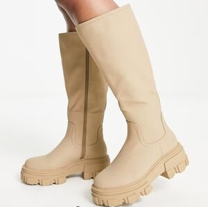 ASOS DESIGN Wide Fit Carla chunky flatknee boots in cappuccino. Size US 6